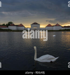 Lo scenario spettacolare di tempesta post tramonto del palazzo di Nymphenburg a Monaco di Baviera in Germania. Foto Stock