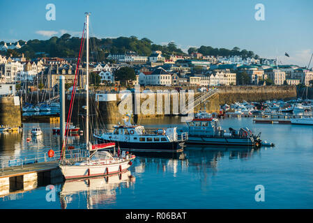 Barche in St Peter Port Harbour di sunrise, Guernsey, Isole del Canale, Regno Unito, Europa Foto Stock