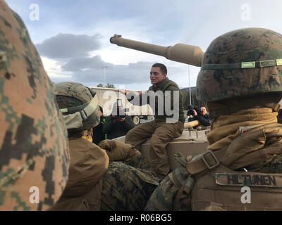 Primo Tenente Luis Penichet, un comandante di plotone del USMC seconda divisione del serbatoio, dando un briefing alla stampa e marines, durante l'esercitazione Nato Trident Frangente in Norvegia, che coinvolge più di 50.000 truppe, 65 navi, 10.000 veicoli e 250 degli aeromobili di tutti i 29 Stati membri dell'Alleanza e dei partner. Foto Stock