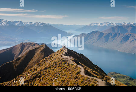 Gli escursionisti godendo la vista dal picco Roys sentiero escursionistico vicino a Wanaka, Otago, South Island, in Nuova Zelanda, Pacific Foto Stock