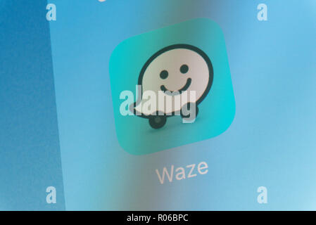 Waze app sul cellulare schermo Foto Stock