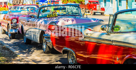 Una fila di classic American cars utilizzati come taxi a Varadero, Cuba, West Indies, dei Caraibi e America centrale Foto Stock