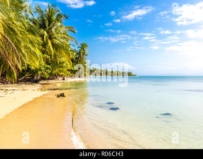 Una vista del Mar dei Caraibi off Bocas del Drago beach, Colon Isola, Bocas del Toro isole, Panama, America Centrale Foto Stock