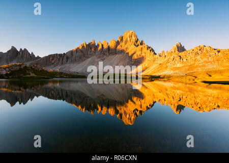 Lago alpino al mattino, Laghi dei Piani, Tre Cime di Lavaredo Parco naturale Dolomiti della Provincia di Bolzano, Trentino Alto Adige, Italia, Europa Foto Stock