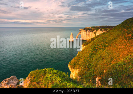 Les Falaises (scogliere) di Etretat al tramonto, Etretat, in Normandia, Francia, Europa Foto Stock