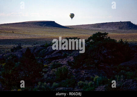 Nel sudovest del Colorado una mongolfiera galleggianti attraverso l'orizzonte a sunrise. Foto Stock