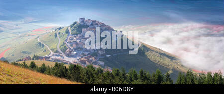 Sunrise a Castelluccio di Norcia in Umbria, Italia, Europa Foto Stock