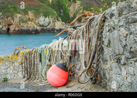 Attrezzi di pesca l'asciugatura a santi, Porto di Guernsey. Foto Stock