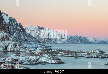 Vista aerea durante il tramonto sopra l'inverno le gamme della montagna di Moskenesøya, Lofoten, Norvegia. Guardando da Olenilsøya verso Hamnøy. Foto Stock