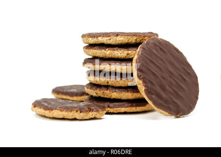 Pila di tutta la dieta di grano biscotti. Il cioccolato scuro coperto i cookie su sfondo bianco Foto Stock