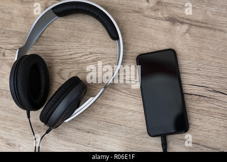 Lettore mp3 musicale su un tavolo in legno. Musica e tecnologia, tempo  libero e stile di vita Foto stock - Alamy