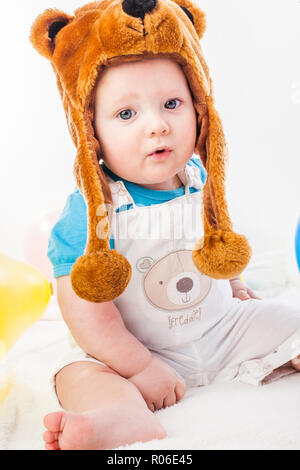 Bambino con palloncini su sfondo bianco Foto Stock
