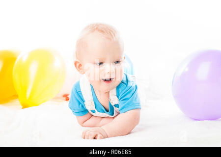 Bambino con palloncini su sfondo bianco Foto Stock