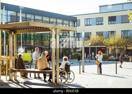 Ottobre 2018. Germania, Helios Klinikum Krefeld. Un gruppo di pensionati in sedie a rotelle poggia su un quadrato in un parco vicino l'entrata dell'ospedale. Foto Stock