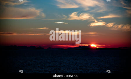 Il tramonto e l'alba sul mare e arcipelago delle Lofoten da Moskenes - Bodo traghetto in Norvegia Foto Stock