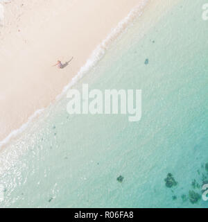 Riprese aeree della donna godendo la foto perfetta tropica bianco beach sull'isola Mauritius. Foto Stock