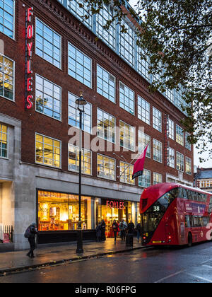 Foyles bookshop bookstore di Charing Cross Road nel centro di Londra UK. Foyles fu fondata nel 1903. Foto Stock