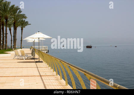 3 maggio 2018 una vista verso nord lungo la costa del mare calmo di Galilea da Tiberiade verso Capernaum attraverso un morbido di prima mattina nebbia. Foto Stock