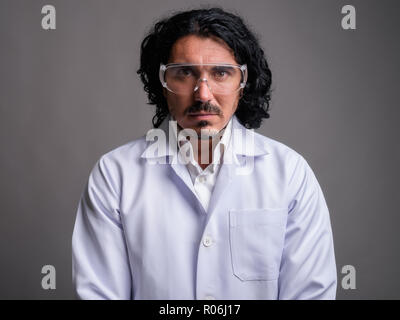Scienziato medico uomo con i baffi che indossa gli occhiali di protezione Foto Stock