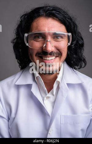 Scienziato medico uomo con i baffi che indossa gli occhiali di protezione Foto Stock