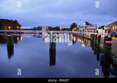 Downtown Pocomoke MD nei pressi di ponte levatoio di notte Foto Stock