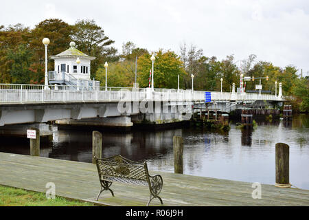 Downtown Pocomoke MD nei pressi di ponte levatoio durante la caduta Foto Stock