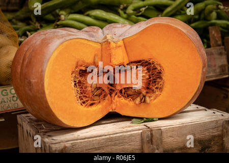 La zucca affettato aperto su una scatola di legno nel mercato Foto Stock