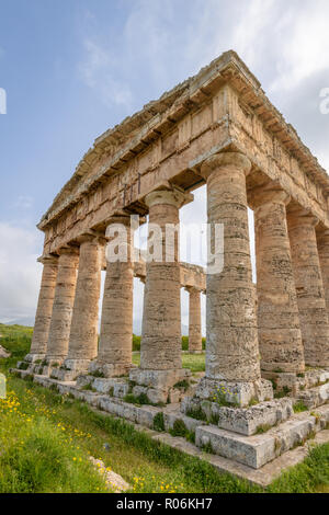 Un tempio dorico a Segesta, Sicilia, Italia Foto Stock