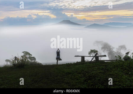 La silhouette di donna stand esercizio yoga presso il punto di osservazione a monte nel Phu Pa por Fuji Loei, Loei provincia, Thailandia fuji mountain si Foto Stock