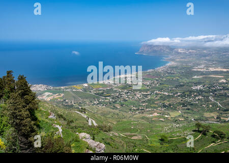 Vista del Monte Cofano e la fascia costiera da Erice, in Sicilia, Italia Foto Stock