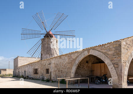 Mulino a vento presso il Museo del Sale, Trapani, Sicilia Foto Stock