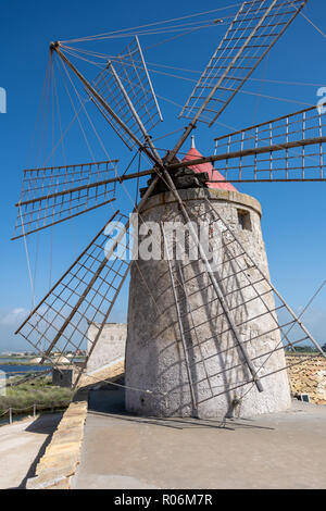 Mulino a vento presso il Museo del Sale, Trapani, Sicilia Foto Stock