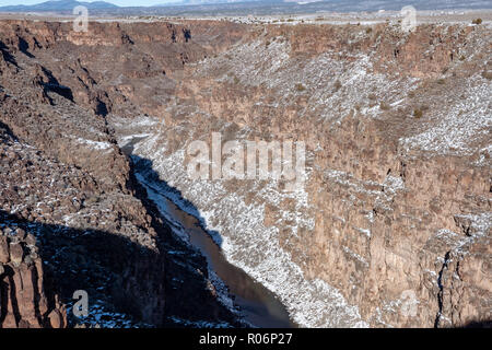 Vista del Rio Grande Gola da Rio Grande Gorge Bridge nel Nuovo Messico Foto Stock