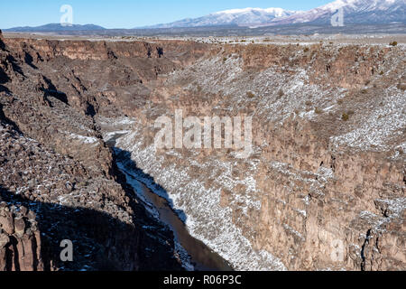 Vista del Rio Grande Gola da Rio Grande Gorge Bridge nel Nuovo Messico Foto Stock