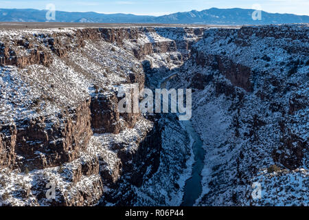 Vista del Rio Grande Gola da Rio Grande Gorge Bridge nel Nuovo Messico Foto Stock