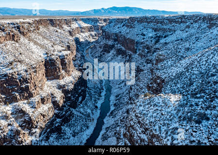 Vista del Rio Grande Gola da Rio Grande Gorge Bridge nel Nuovo Messico Foto Stock