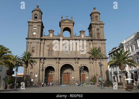 Vista di Santa Ana Cattedrale dalla Plaza de Santa Ana in Vegueta, la vecchia città di Las Palmas de Gran Canaria, Spagna. Foto Stock