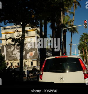 AJAXNETPHOTO. 2018. CANNES, Francia. - COTE D'Azur Resort - MOTORING ATTRAVERSO LA CITTÀ LUNGO LA CROISETTE ROAD. Foto:JONATHAN EASTLAND/AJAX REF:GX8 182809 700 Foto Stock