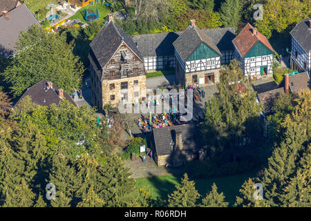 Vista aerea, Tedesco Museo fabbro, zinco laminatoio, metà case con travi di legno, Mäckingerbach Schmalsgotte, Hagen, zona della Ruhr, Renania settentrionale-Vestfalia, Foto Stock