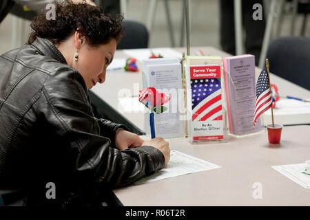 Donna riempie il voto italiani all'estero applicazione durante 2018 elezioni intermedia - Fairfax County, Virginia, Stati Uniti d'America Foto Stock