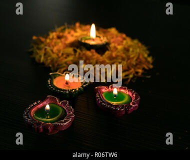 Diya colorati disposti in vari modi per celebrare Diwali e Dhanteras Foto Stock