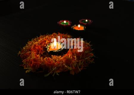 Diya colorati disposti in vari modi per celebrare Diwali e Dhanteras Foto Stock