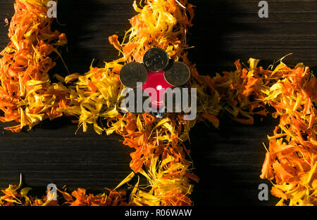 Vista superiore della diya/lampada con fiori Foto Stock