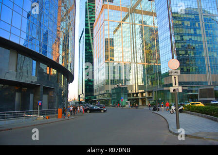 Le strade di Mosca nel centro della vita commerciale della capitale russa Foto Stock