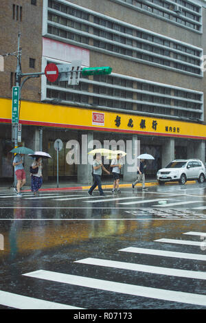 Taipei City, Taiwan - Giugno 26,2018: Street in heavy rain Foto Stock