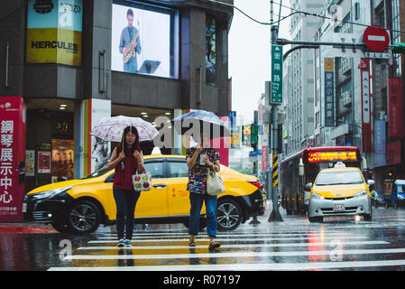 Taipei City, Taiwan - Giugno 26,2018: Street in heavy rain Foto Stock