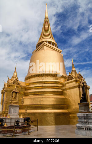 Phra Si Rattana Chedi di Wat Phra Kaew, Bangkok, Thailandia. Foto Stock