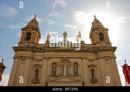 Campanili di addobbate a festa bellissima vecchia chiesa per la festa annuale festa religiosa di Marsa Malta sulla luce blu sullo sfondo del cielo Foto Stock