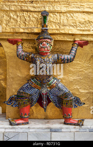 Yaksha il supporto di una Golden Chedi di Wat Phra Kaew, Bangkok, Thailandia. Foto Stock