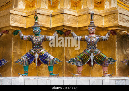 Yaksha demoni su Golden Chedi di Wat Phra Kaew, Bangkok, Thailandia. Foto Stock